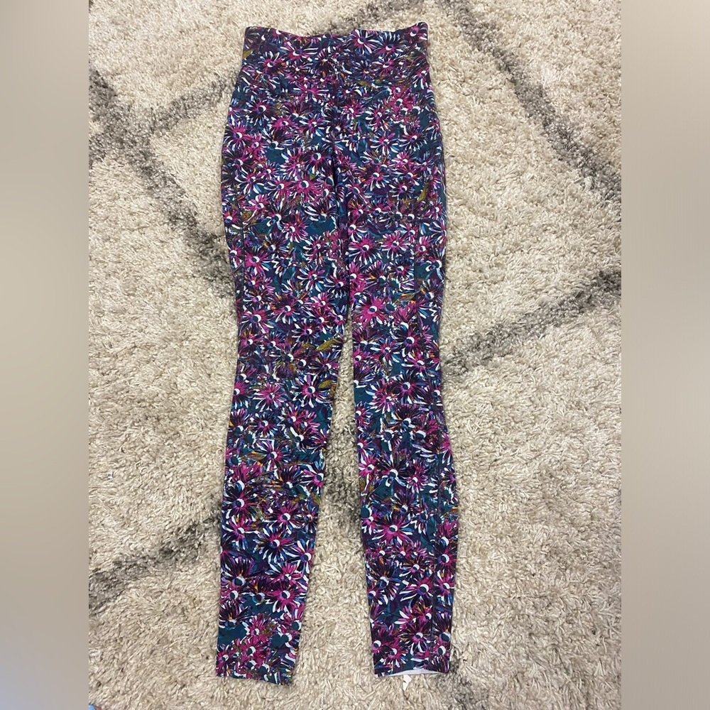 Lululemon Base Pace High-Rise Tight 28" *Brushed
Floral Electric Multi- size 4